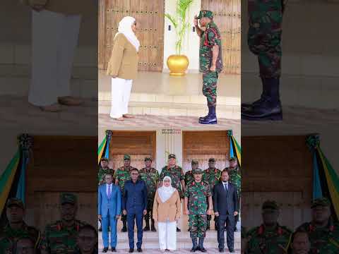 RAIS SAMIA AKIAGANA NA MKUU WA MAJESHI IKULU TUNGU ZANZIBAR