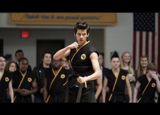 شب ضعيف بيتحول لوحش ف الفنون القتالية علشان ينتقم من المتنمرين ملخص الموسم الاول كامل Cobra Kai