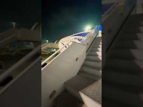 لحظة صعود الطائرة والسفر