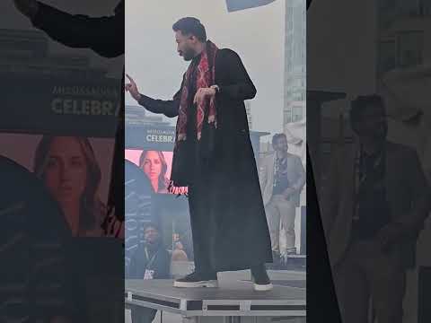 بزي المداح حمادة هلال يفتتح حفله في كندا وسط تفاعل كبير من الجمهور