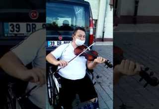 يلماز Yılmaz رغم إعاقته يعزف موسيقى كمان رائعة مؤثرة يستحق التشجيع
