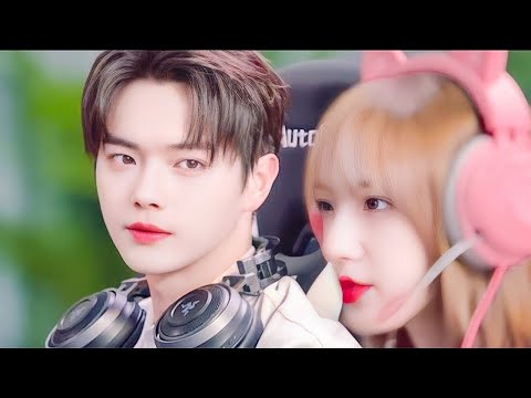 بنت كيوت بتضطر تعيش مع فريق كله شباب في بيت واحد فجأة بيقع فى حبها كابتن الفريق الوسيم ملخص بنت كيوت بتضطر تعيش مع فريق كله شباب في بيت واحد فجأة بيقع فى حبها كابتن الفريق الوسيم ملخص