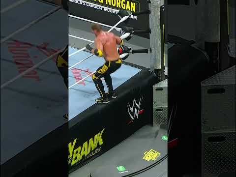 لوجان بول أبهر العالم في عرض موني ان ذا بنك بتلك الحركة الطائرة