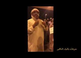 شاهد غضب أحد المعتصمين في المظاهرات في سلطنة عمان ماجابني بلوشي إذا شردة اليوم من الميدان