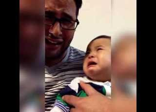  طفل يبكي عند بكاء والده مضحك للغايه