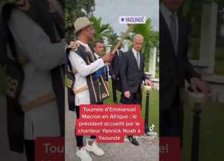 Emmanuel Macron Accueilli Par Le Chanteur Yannick Noah à Yaoundé