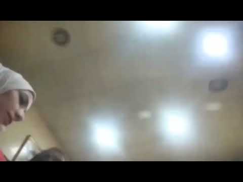 زانق خطيبته في مكتب