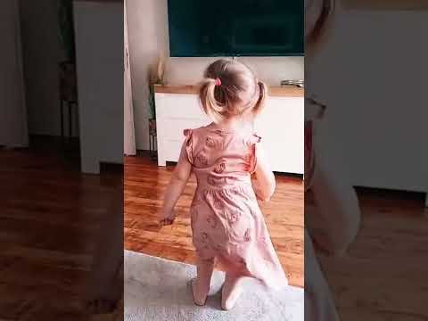 طفلة صغيرة ترقص على اغنية دوم تك تك دوم تك كيوت