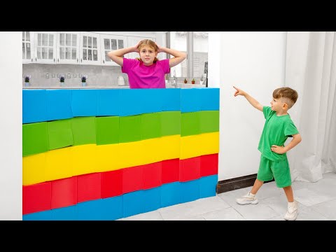 خمسة أطفال يلعبون مع ا بالأشكال