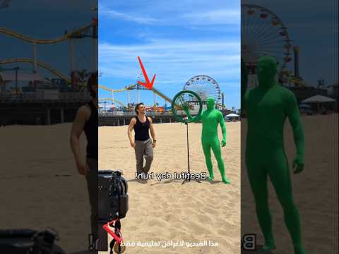 هذا الرجل ارتدى بدلة كروما الخضراء لمساعدة صديقه في التصوير هذا الرجل ارتدى بدلة كروما الخضراء لمساعدة صديقه في التصوير