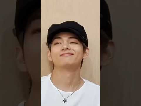 Jisoo And V Doing Smirk Part Jisoo Kimtaehyung Vsoo Taesoo