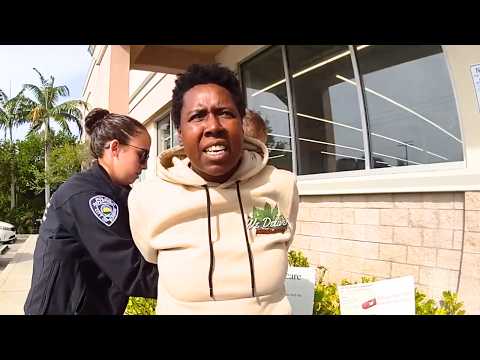 بدأت امرأة تنبح على كلبها بعد ذلك بدأت امرأة تنبح على كلبها بعد ذلك