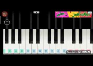 عزف أغنية ة التابوت على البيانو
