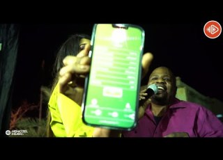 شاهد توتة عيد حسين تهدي الفنان عباسية 500 الف في اغنية انا ما افتريت لمن الغناء غلبو 