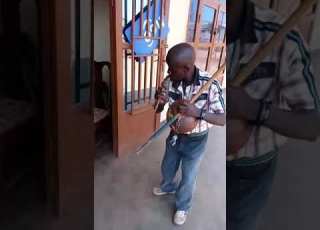 Umugabo Utunzwe No Gucuranga Umuduri Yakanyujijeho Biratinda