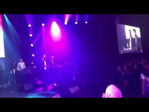 عمرو دياب من روسيا يغني قصاد عيني روعه