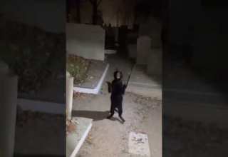 شاهد خوروج شيطان على شكل قطة في المقبرة اكسبلور شيطان