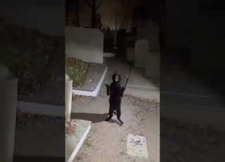 شاهد خوروج شيطان على شكل قطة في المقبرة ابلور شيطان