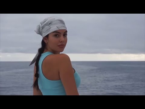 جورجينا تمارس اليوغا على اليخت