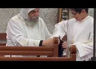  شوفوا ماذا فعل سيدنا الأنبا بيشوي أسقف أسوان مع الطفل تواضع بمعنى الكلمة تعزيات سمائية