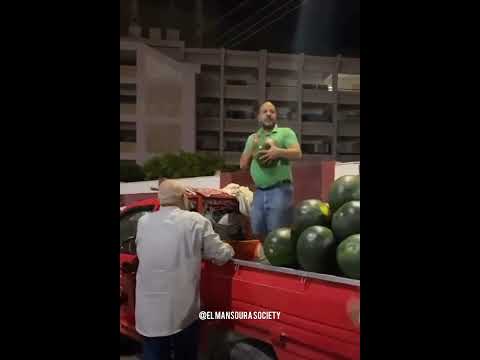 بائع بطيخ المنصوره يرقص على مزمار اللى منى مكملنى