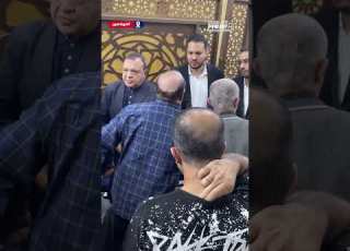  ماكنش قادر ينزل من العربية صلاح عبدالله واقف جنب خالد جلال في وداع شقيقه