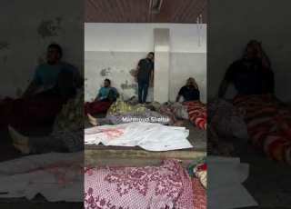 أهالي شهداء مجزرة صلاة الفجر يبكون خلال وداع أبنائهم قبيل البدء بتشييعهم إلى مثواهم الأخير غزة