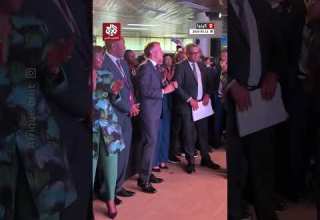 الرئيس الفرنسي إيمانويل ماكرون يشارك المغنية الجنوب أفريقية نومسيبو زيكودي وصلة رقص في نيروبي 