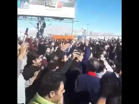 کرمانشاه پس از شهید شدن پنج انقلابی مردم کرمانشاه از ساعاتی قبل بە خیابانها ریختە و تظاهرات ر کرمانشاه پس از شهید شدن پنج انقلابی مردم کرمانشاه از ساعاتی قبل بە خیابانها ریختە و تظاهرات ر