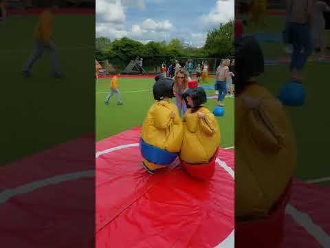 خلودة لعب قتال البطون مع صديقو شوفوا مين فاز