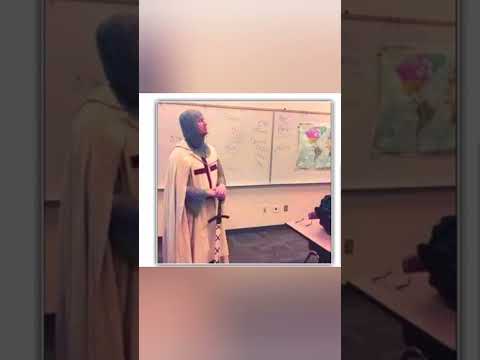 معلم تاريخ اوروبي يشرح لطلابه الدرس وهو يرتدي لباس الجنود الصليبيين