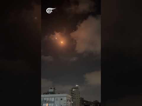 مشهد غير مسبوق يوثق لحظة سقوط صاروخ إيراني ثقيل في تل أبيب