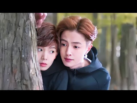 بنت فقيره بتتنكر على شكل شاب عشان تشتغل في أكاديميه ولما بيكتشف اجمل شاب انها بنت بيعجب بيها كامل بنت فقيره بتتنكر على شكل شاب عشان تشتغل في أكاديميه ولما بيكتشف اجمل شاب انها بنت بيعجب بيها كامل