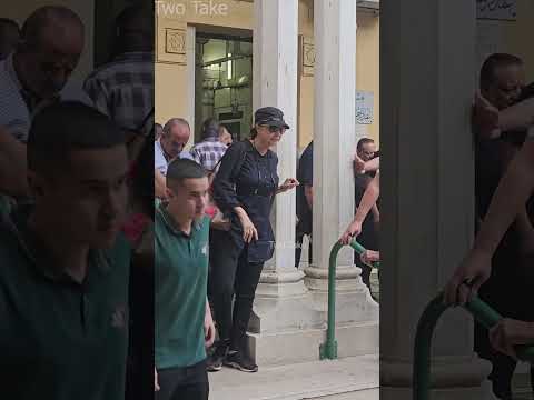 اختها فى مسلسل لن اعيش فى جلباب ابي بكاء منال سلامة فى جنازة ناهد رشدي