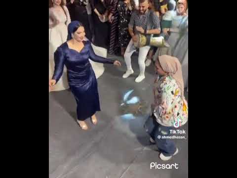 البنت اللي ولع فرح صحبتها ام فستان ازرق البنت اللي ولع فرح صحبتها ام فستان ازرق