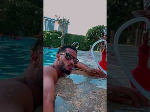 محمد رمضان يشيش في المسبح