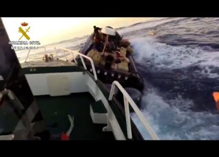 مطاردة هوليودية الحرس المدني الإسباني يصادر 2 5 طن من المخدرات في عرض البحر