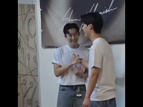 Shun Holds Dai S Chin