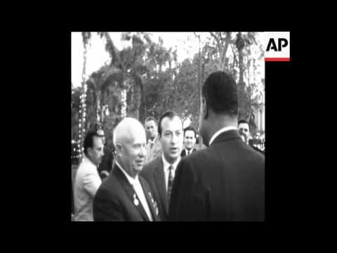 CAN212 خروشچف به ناصر هدایایی می دهد