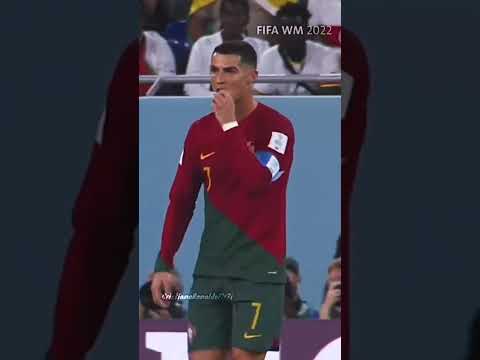 كريستيانو رونالدو يثير ضجة شاهد ماذا اخرج من ملابسه الداخلية