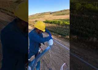 فني خطوط كهربائية أثناء العمل تركيب العوازل الكهربائيةصيانة خطوط الكهرباء في المناطق الريفية