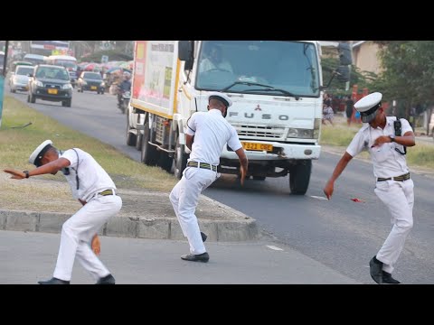 Kutana Na Askari Mwenye Mbwembwe Balaa Barabarani Akiwa Kazini Ni Vituko Mwanzo Mwisho Utampenda