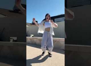  بنوتة كيوت على اغنية Cheers في صحتك