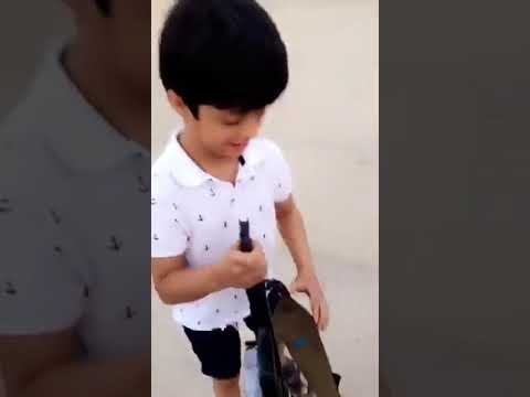 خبر عاجل طفل يحمل رشاش ويطلق النار وان الشرطه تبحث عنه