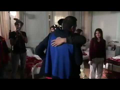 كمال يقوم بتوديع طاقم مسلسل الازهار الحزينه