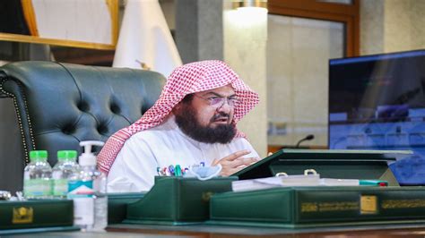 أسباب إعفاء مدير الأئمة والمؤذنين في المسجد النبوي ونائبه