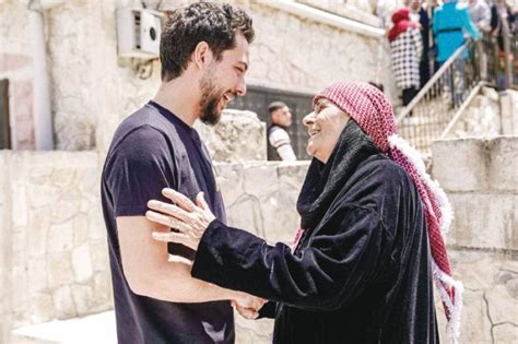 أقام مهند حفلاً للاحتفال بإنجازاته في المدرسة، دعا إليها 4 من زملائه في العمل و 5 من جيرانه و 6 من أصدقائه الآخرين. كم عدد المدعوين؟ أقام مهند حفلاً للاحتفال بإنجازاته في المدرسة، دعا إليها 4 من زملائه في العمل و 5 من جيرانه و 6 من أصدقائه الآخرين. كم عدد المدعوين؟