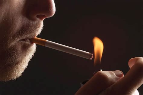 أن ترى شخصًا يدخن في المنام ولا يدخن في الواقع لامرأة حامل