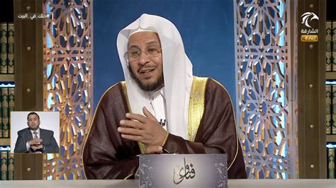 أن يحكم على من يذكر وجود نجاسة في لباسه وهو يصلي