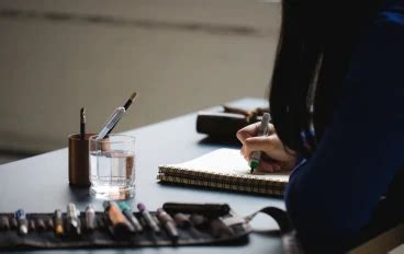 أي من العبارات التالية يمنح أسلوب كتابتك تأثيرًا وتعبيرًا؟